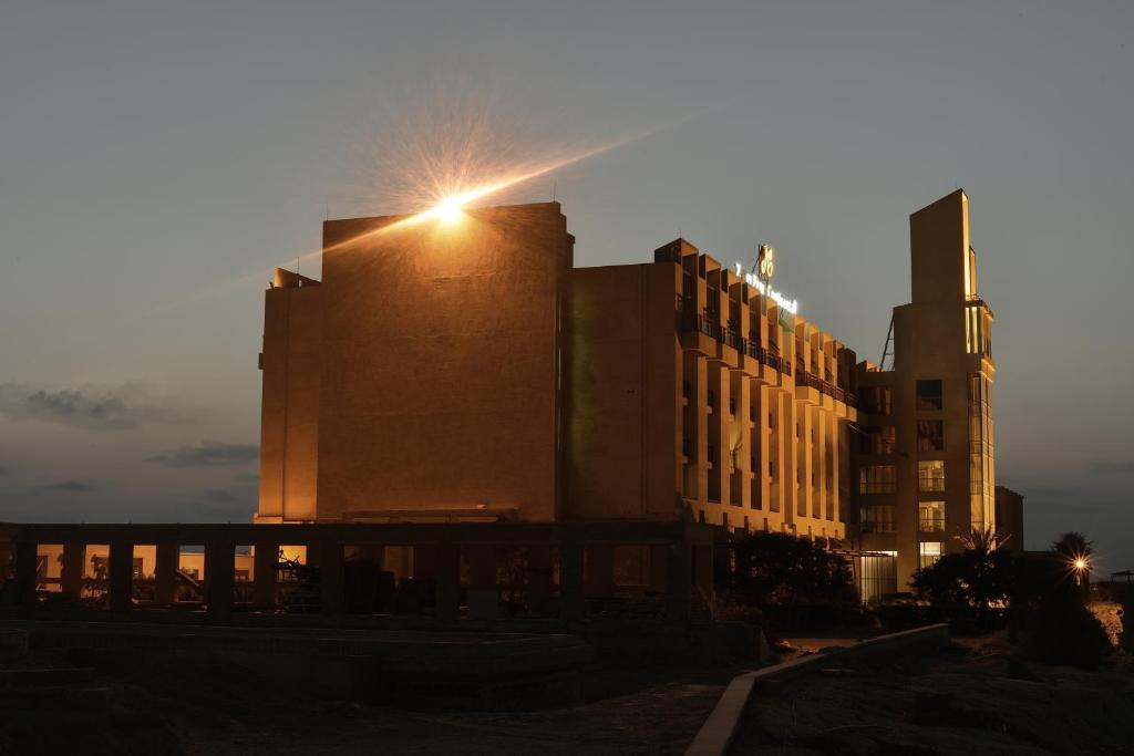 un edificio con una luz en la parte superior en Zaver Pearl Continental, Gwadar, en Gwādar