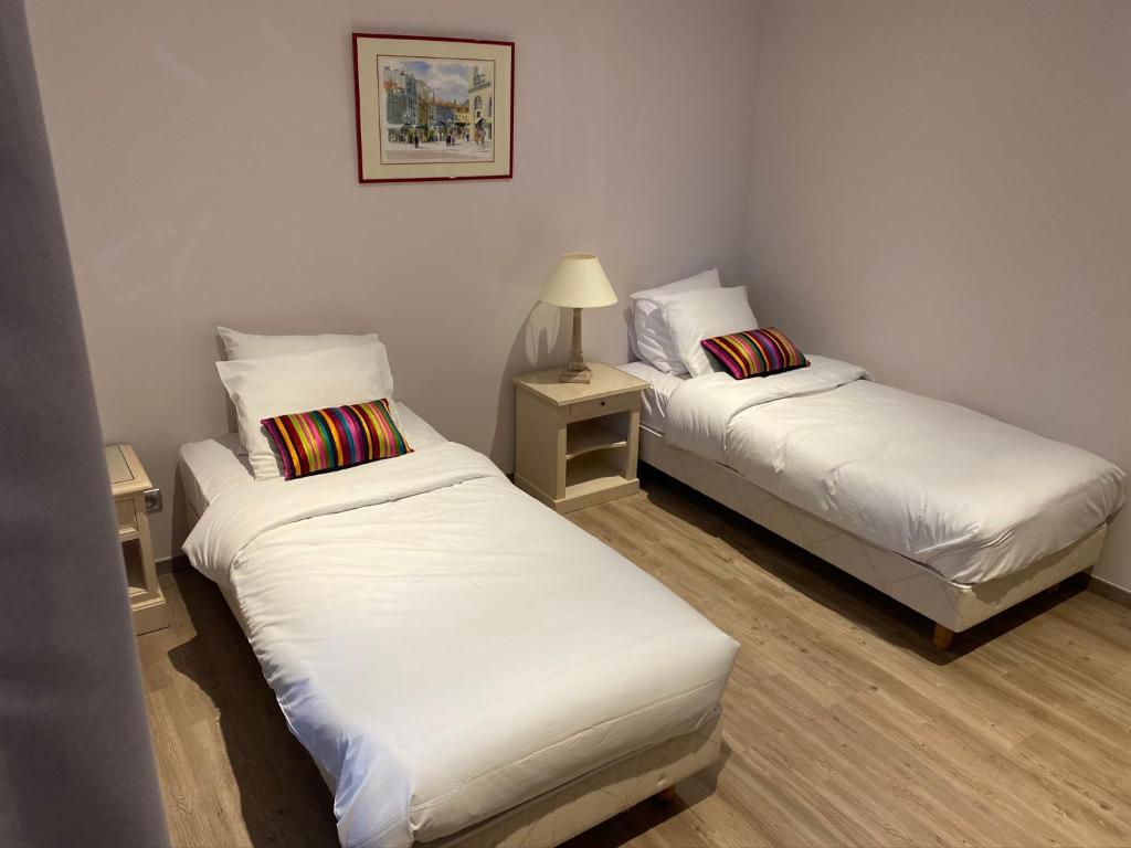 Postel nebo postele na pokoji v ubytování Logis du Champ De Mars
