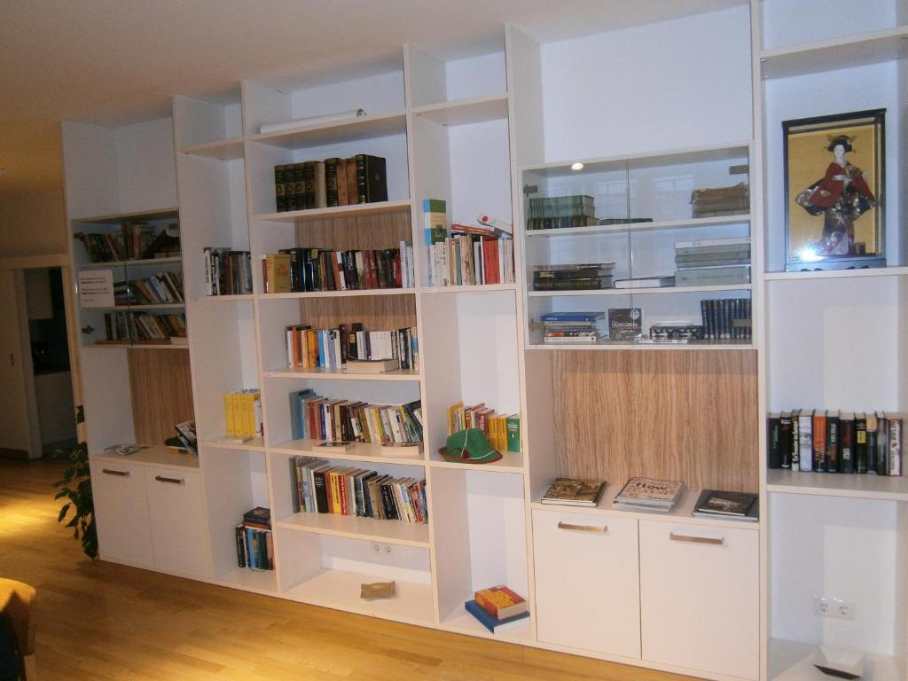Knihovna v hostelu