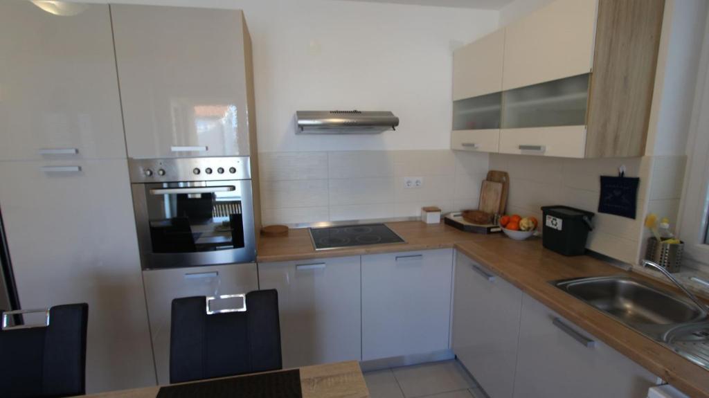 Kuchyň nebo kuchyňský kout v ubytování Apartment Lily