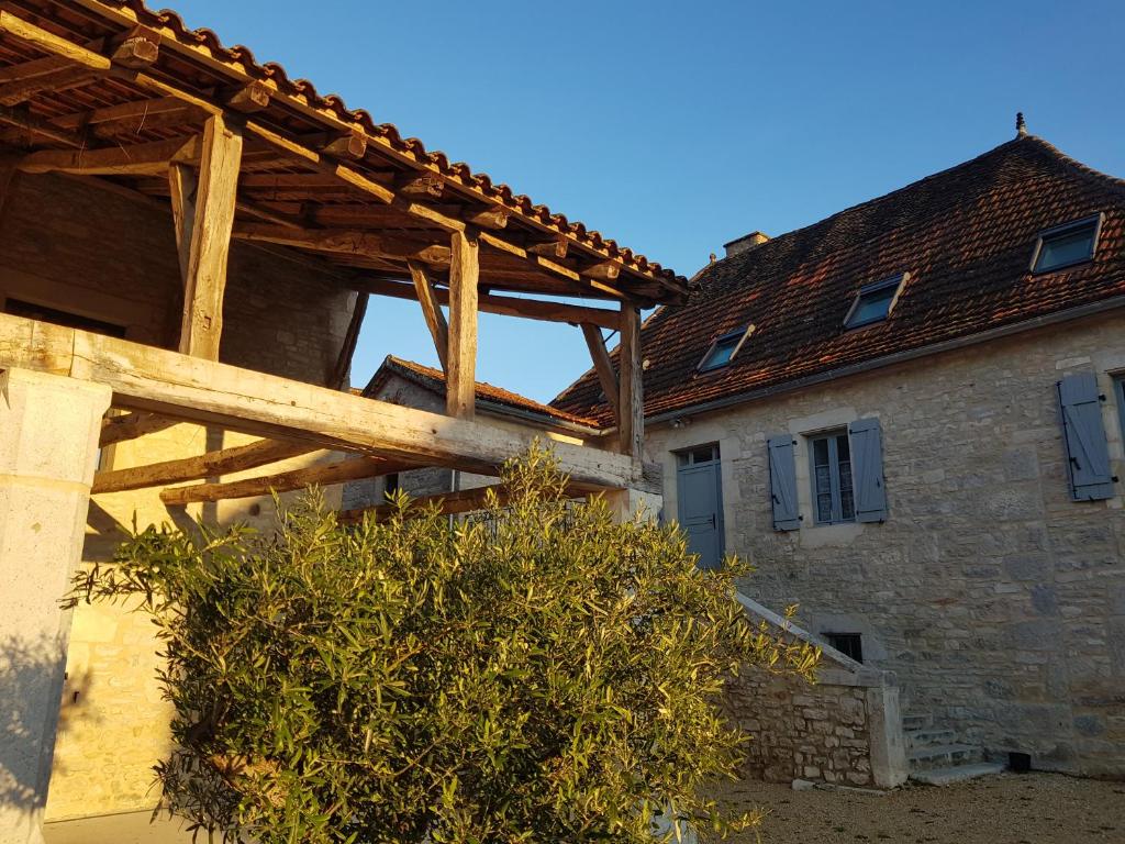 Cette chambre offre une vue sur une maison dotée d'un toit en bois. dans l'établissement Gites chez Antonin, à Tour-de-Faure
