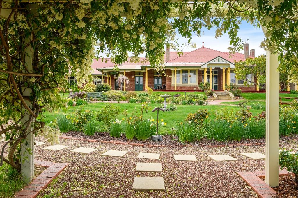 un jardín frente a una casa en Orana House en Hobart