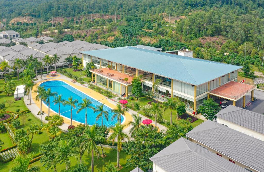 an aerial view of a resort with a swimming pool at Anh Phát Resort in Tĩnh Gia