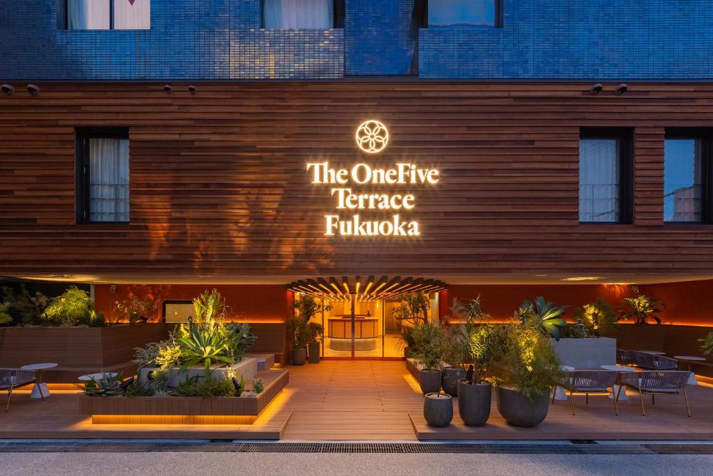 budynek z tabliczką z zewnętrznym tarasem flacco philadelphia w obiekcie The OneFive Terrace Fukuoka w mieście Fukuoka