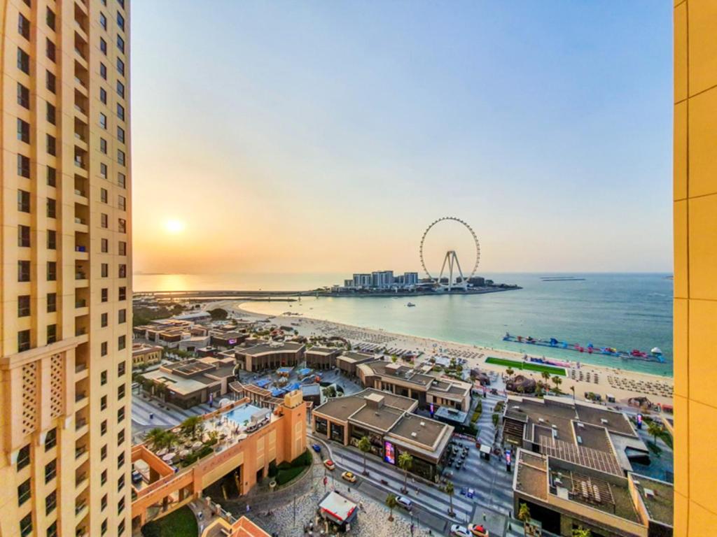 an aerial view of the beach and the ferris wheel at Upgraded with Full Sea View Rimal 5 Suites - Entire 4 Bedroom - Beach Access in Dubai