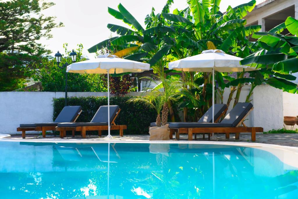 Bazén v ubytování Aquarius Beach Hotel nebo v jeho okolí