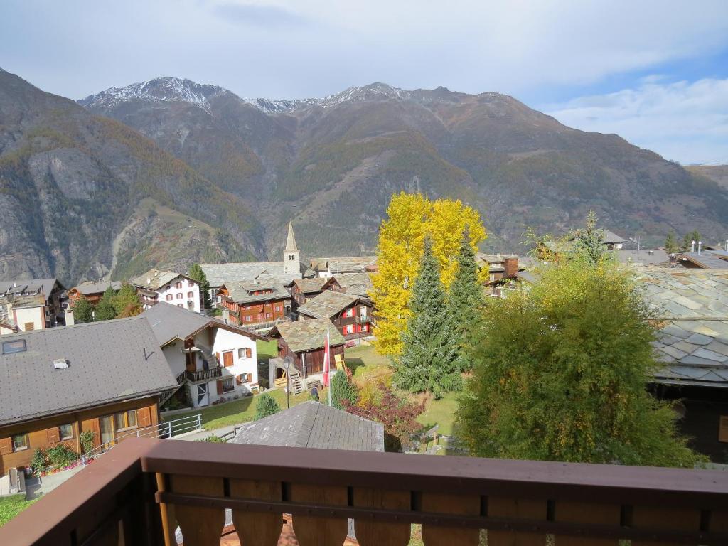 Vista generica sulle montagne o vista sulle montagne dall'interno dell'appartamento