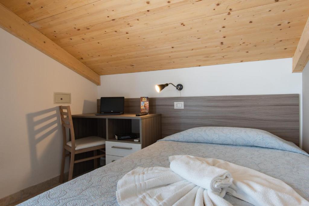 Postel nebo postele na pokoji v ubytování Hotel Consul Dipendenza la Plata con piscina