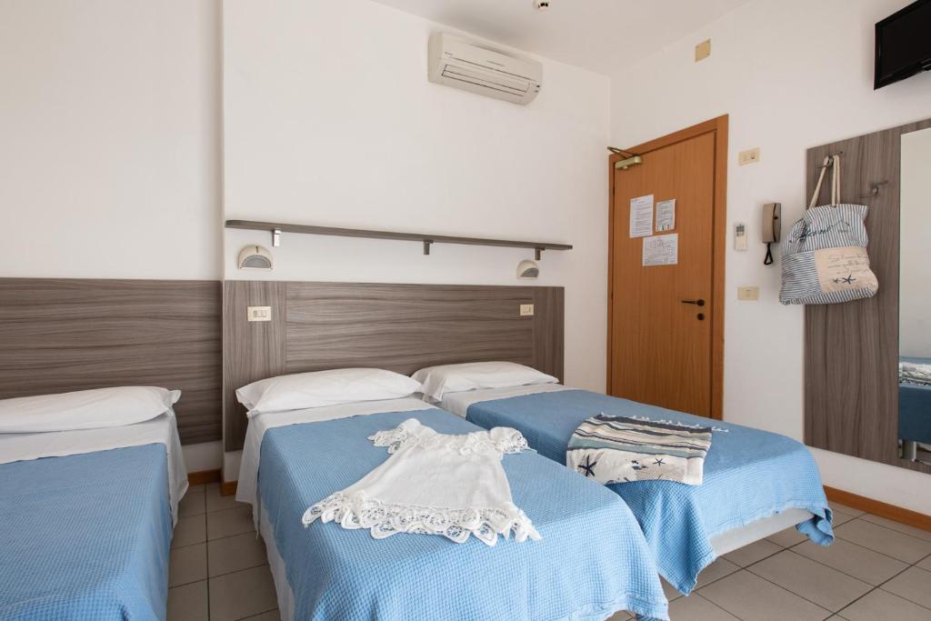 Postel nebo postele na pokoji v ubytování Hotel Consul Dipendenza la Plata con piscina