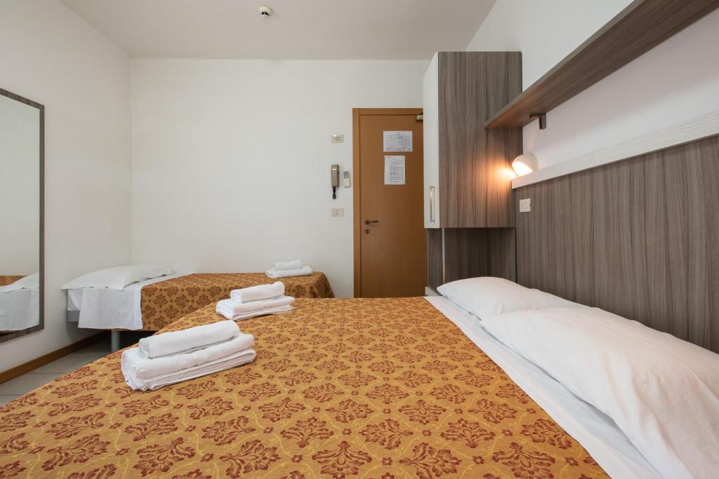 Postel nebo postele na pokoji v ubytování Hotel Consul Dipendenza la Plata con piscina