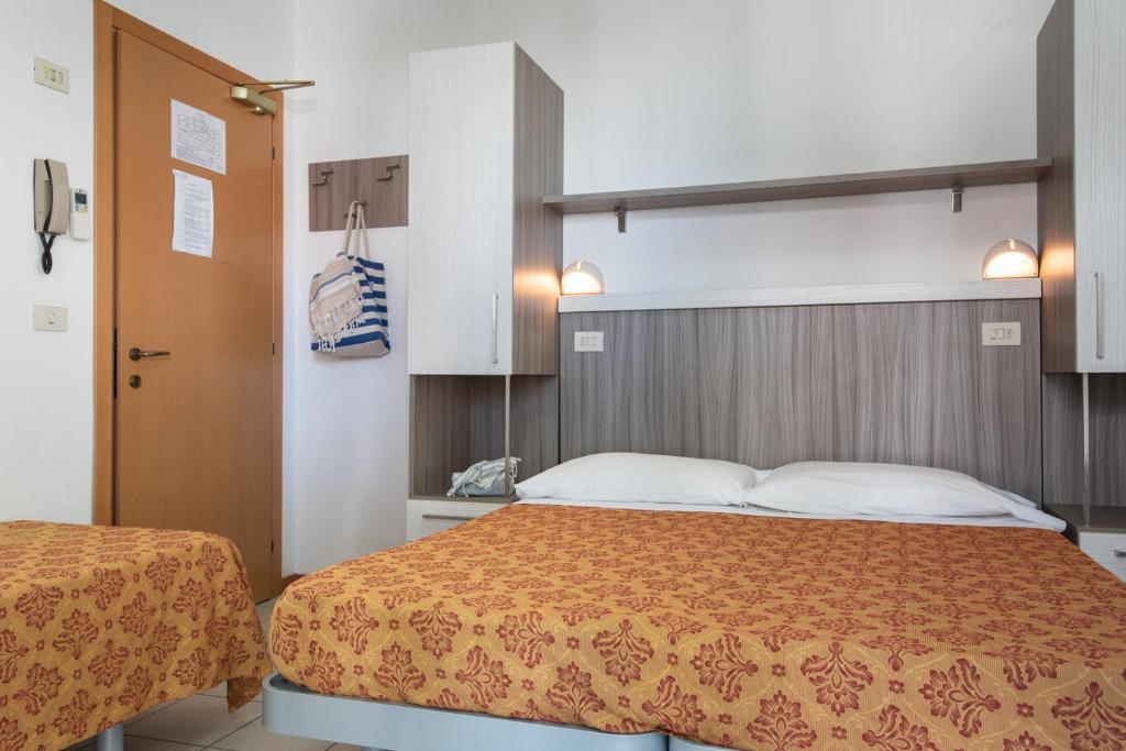 Postel nebo postele na pokoji v ubytování Hotel Consul Dipendenza la Plata con piscina