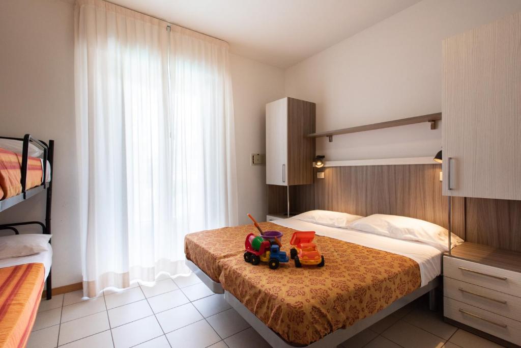 una camera da letto con un letto con due giocattoli di La Plata Hotel - con piscina a Riccione