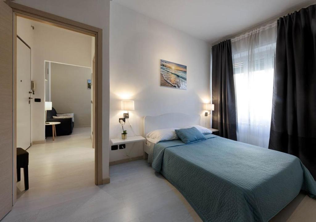 una camera con un letto e un grande specchio di APARTMENT LINGOTTO AP3 a Torino