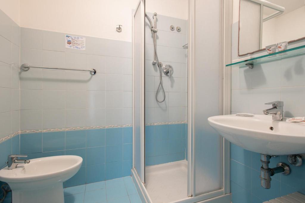 Koupelna v ubytování Hotel Consul Dipendenza la Plata con piscina