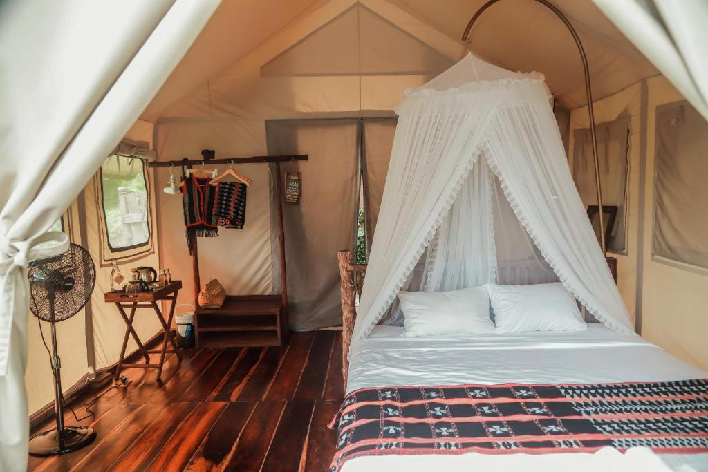 Postel nebo postele na pokoji v ubytování Lak Tented Camp