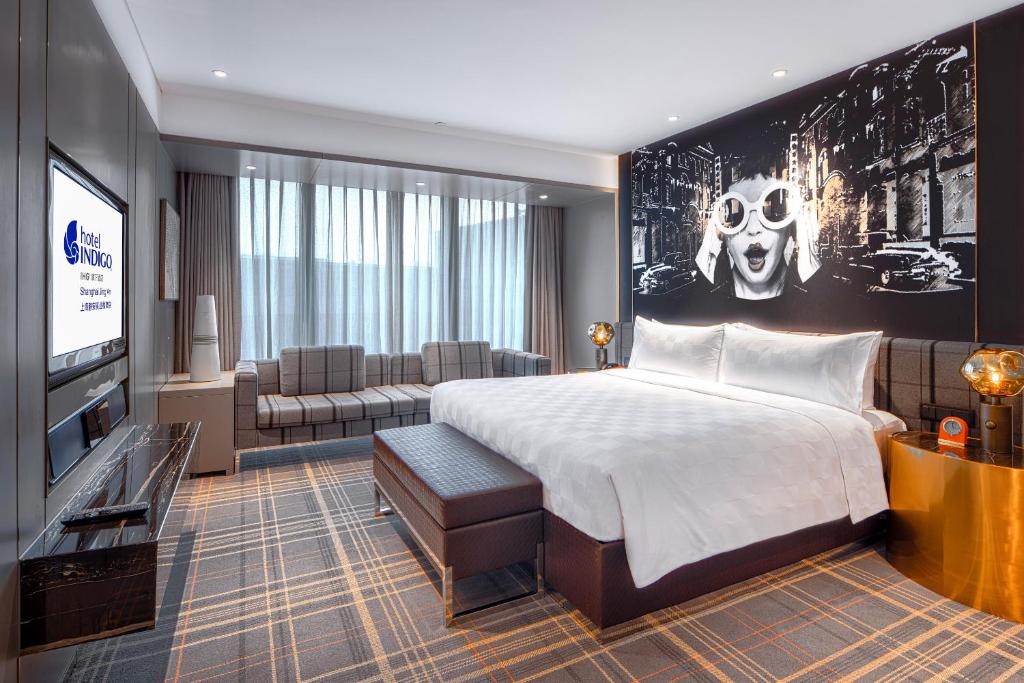 Postel nebo postele na pokoji v ubytování Hotel Indigo Shanghai Jing'An by IHG