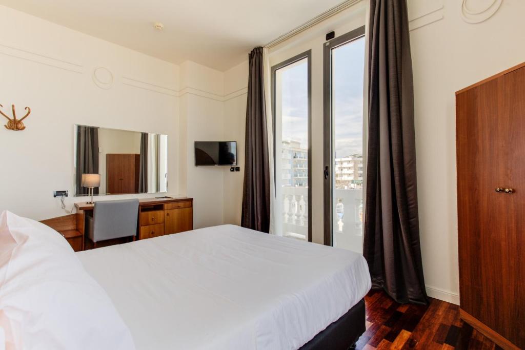 Кровать или кровати в номере Kursaal Hotel