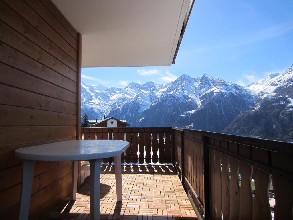 Vista generica sulle montagne o vista sulle montagne dall'interno dell'appartamento