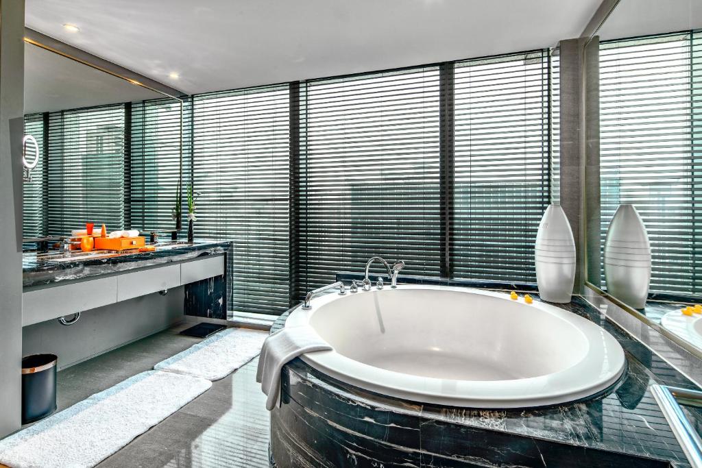Koupelna v ubytování Hotel Indigo Shanghai Jing'An by IHG