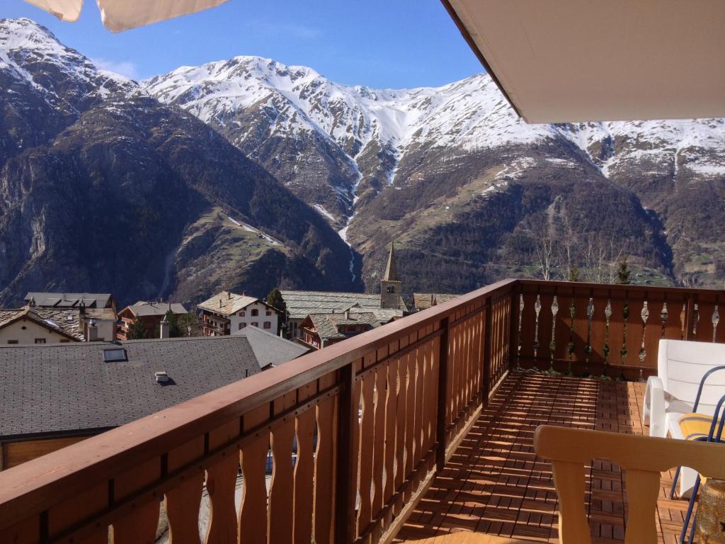 Vista generica sulle montagne o vista sulle montagne dall'interno dell'appartamento