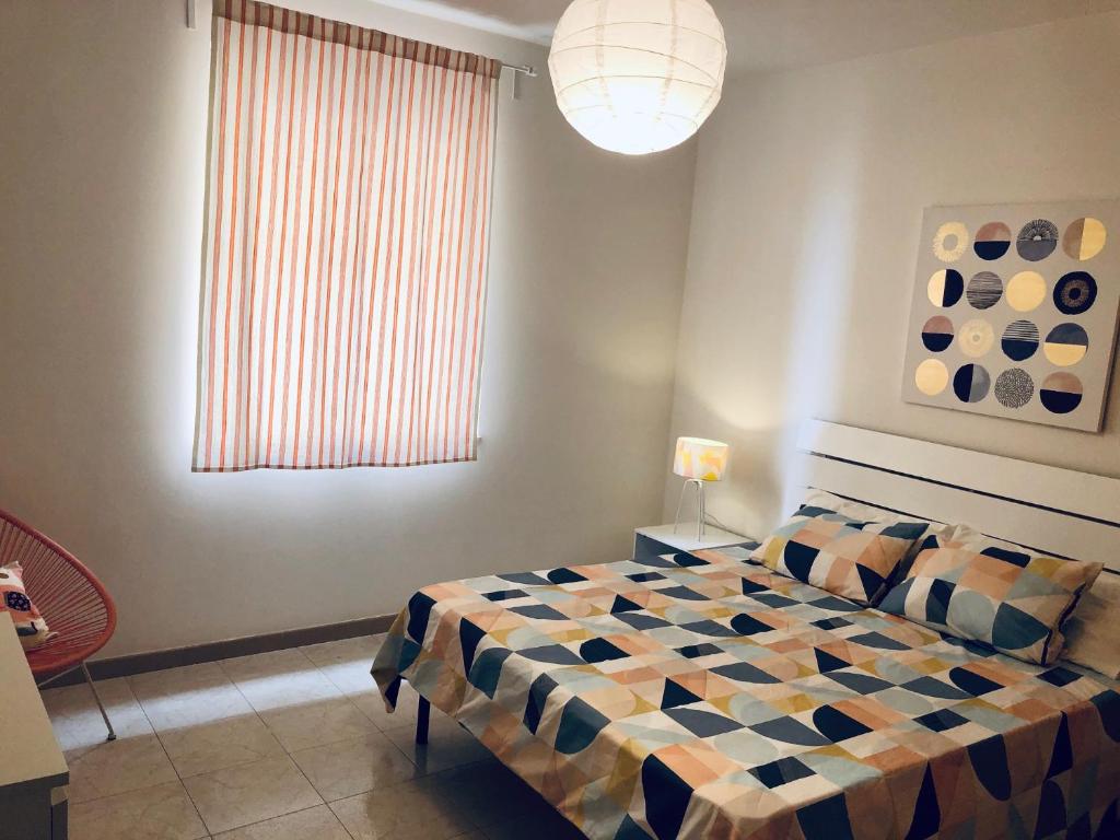 バレストラーテにあるCasa Vacanze Filippaのベッドルーム1室(ベッド1台、大きな窓付)