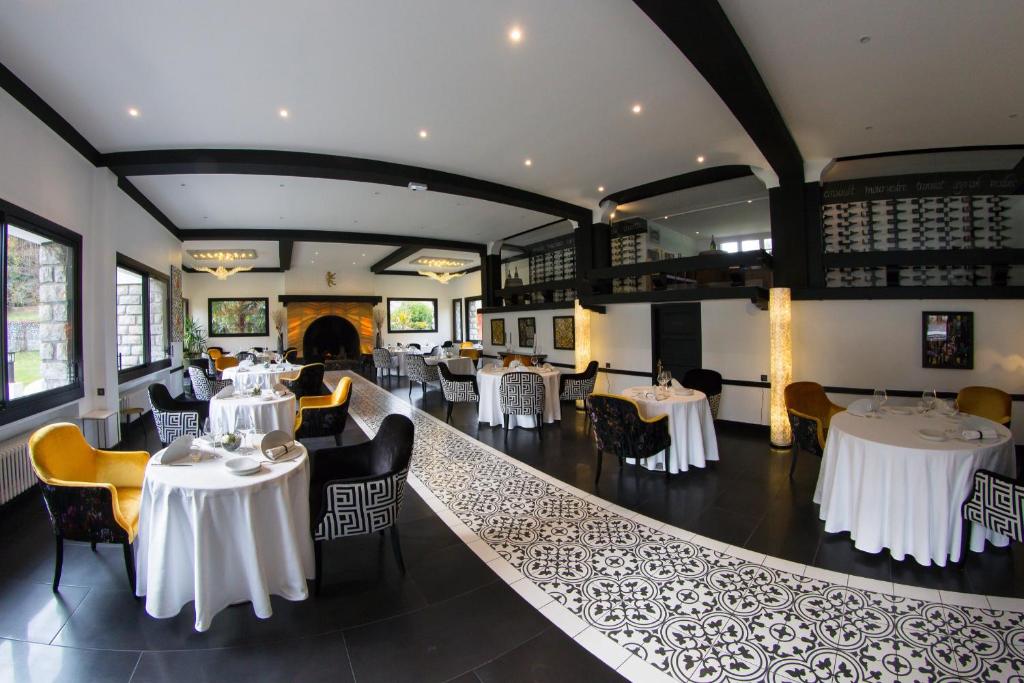 Restaurace v ubytování Hôtel du Barry Resort & Spa