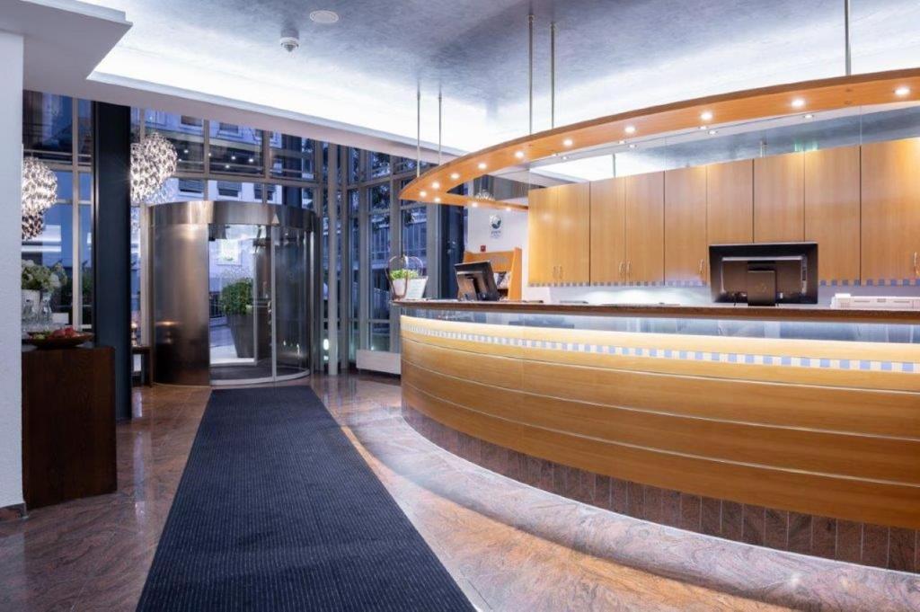 un hall avec un bar dans un bâtiment dans l'établissement Kronenhotel, à Stuttgart