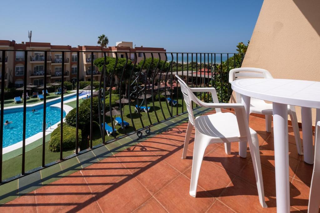 The swimming pool at or close to Aparthotel las Dunas