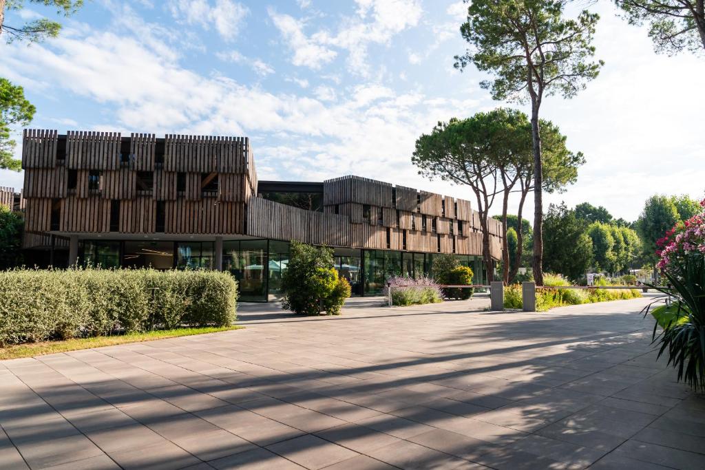 una vista exterior de un edificio en GoOutside Venezia en Cavallino-Treporti