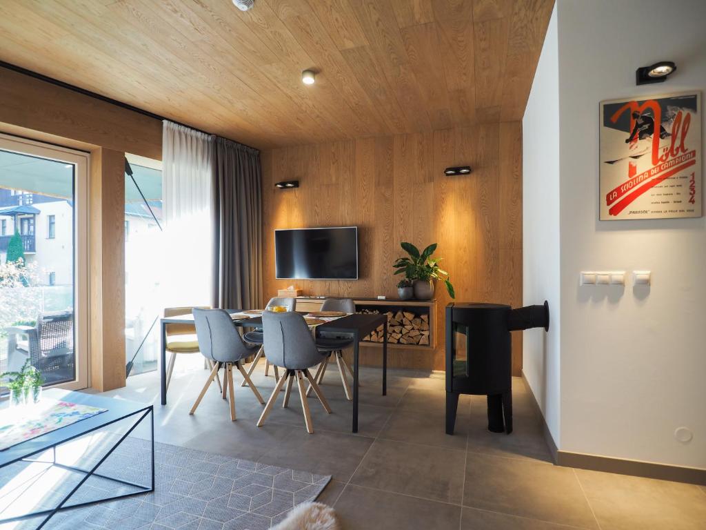TV a/nebo společenská místnost v ubytování CHALEYOTT Mountain Apartments