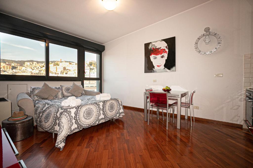um quarto com uma cama, uma secretária e uma mesa com cadeiras em Real Italian Estate - Red Coral em Gênova