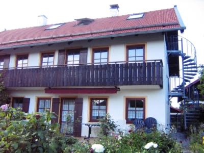 una casa con balcón en la parte superior en Ferienwohnung Seidel, en Chieming