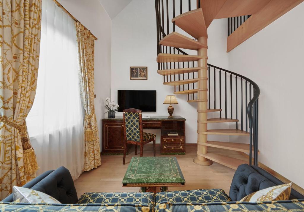 Televízia a/alebo spoločenská miestnosť v ubytovaní Hotel Schwarzer Adler Innsbruck