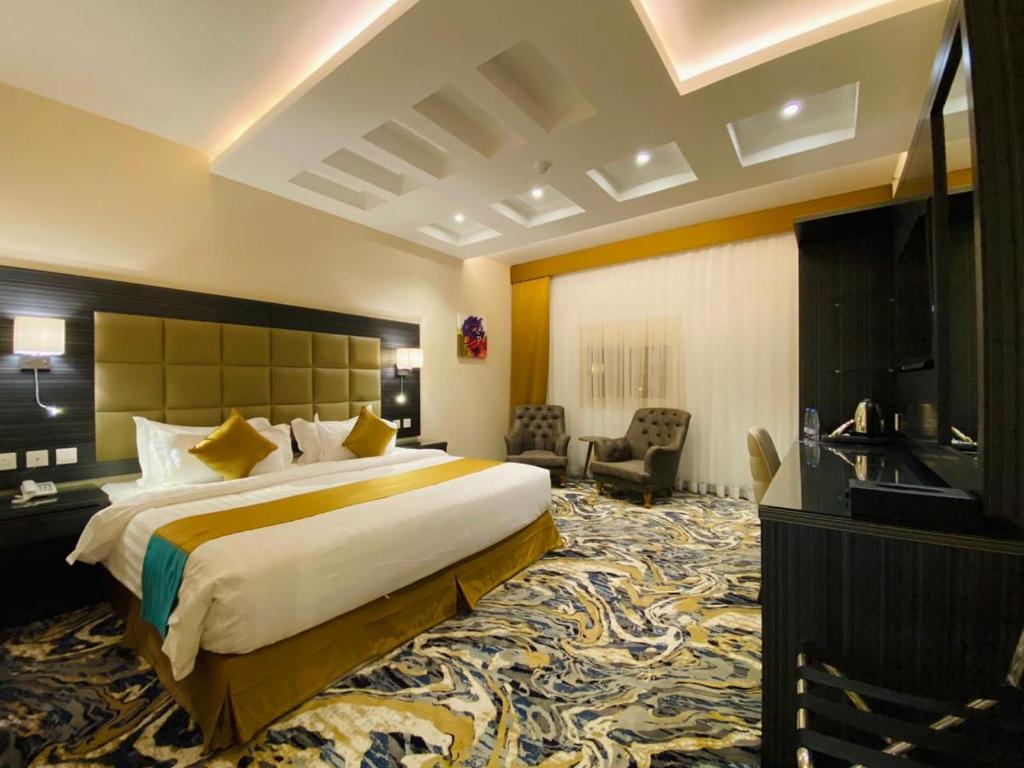 Habitación de hotel con cama grande y TV en W Platinum Hotel en Medina