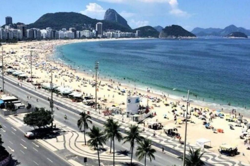 una playa con mucha gente y el océano en Copacabana - Apto 1122 - Aluguel Econômico, en Río de Janeiro