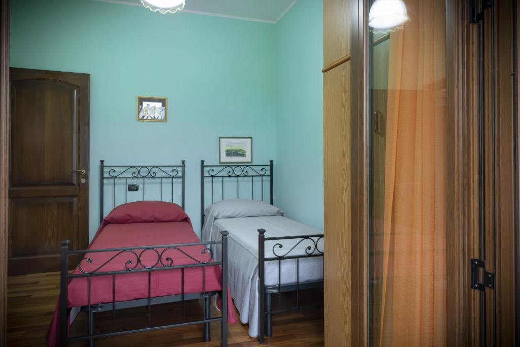 Tempat tidur dalam kamar di Holiday Montemolino