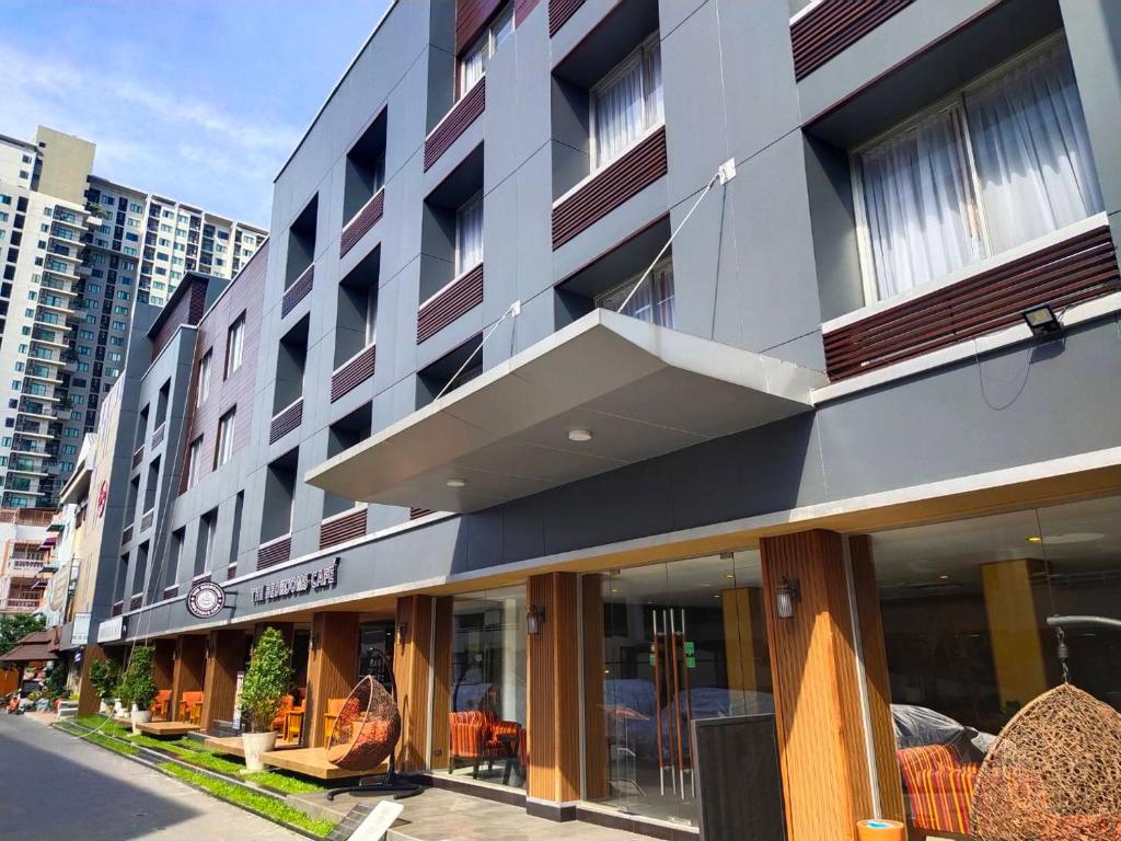 een gebouw met tafels en stoelen buiten bij The Bedrooms Boutique Hotel Bangkok in Bangkok