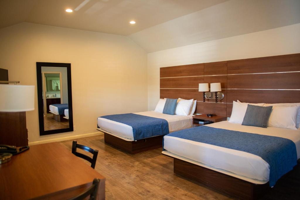 Un pat sau paturi într-o cameră la Sterling Inn