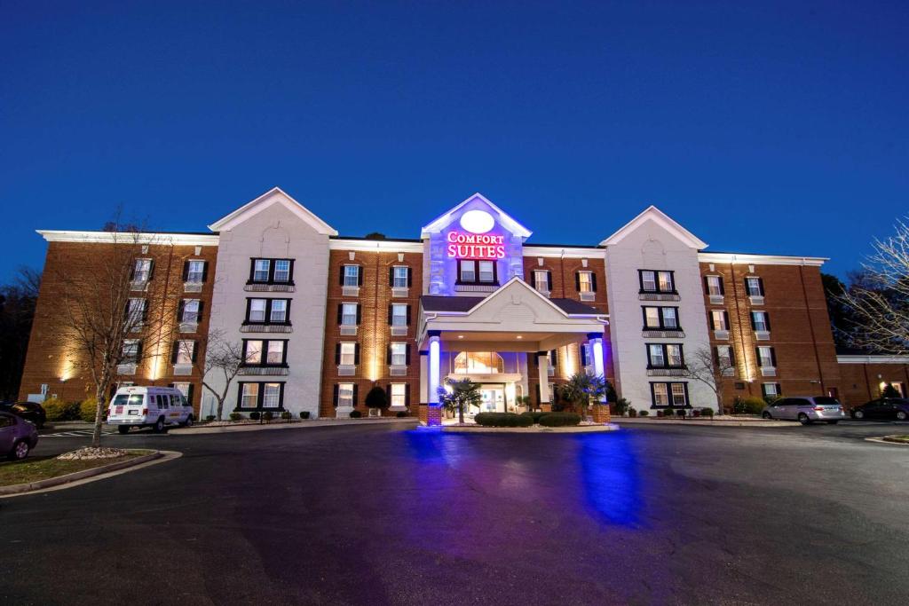 Comfort Suites Newport News Airport في نيوبورت نيوز: فندق عليه لافته على الواجهه