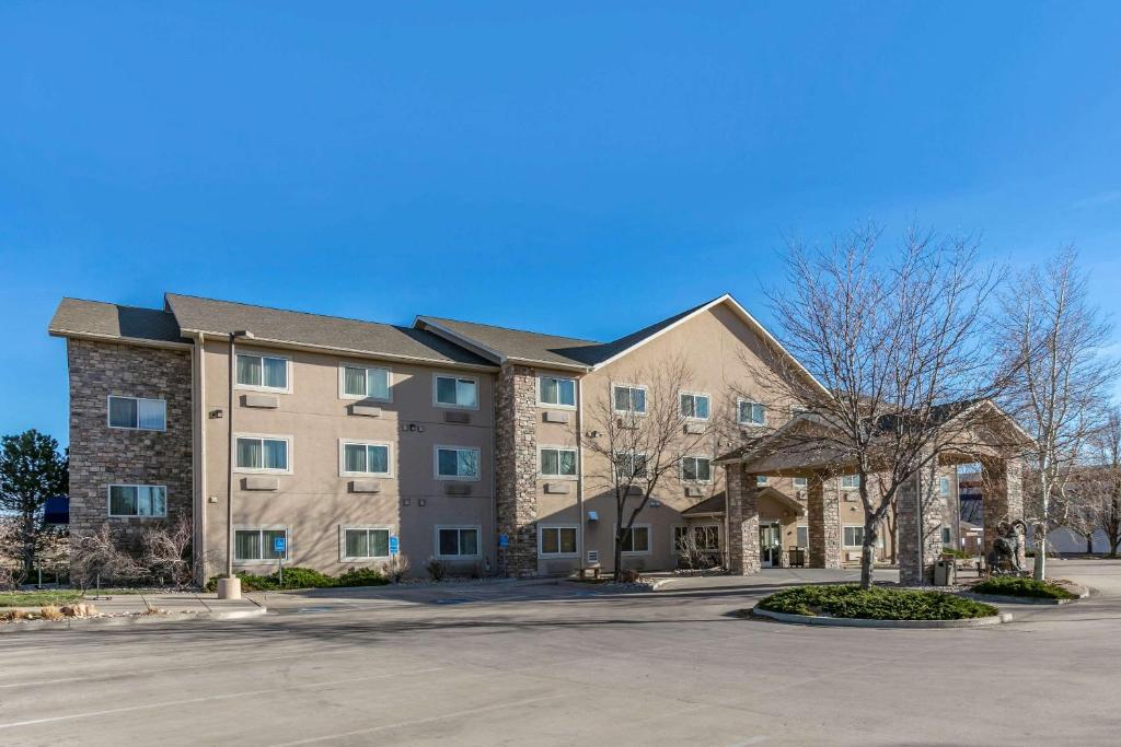 a large apartment building with a parking lot at Comfort Inn Fort Collins North in Fort Collins