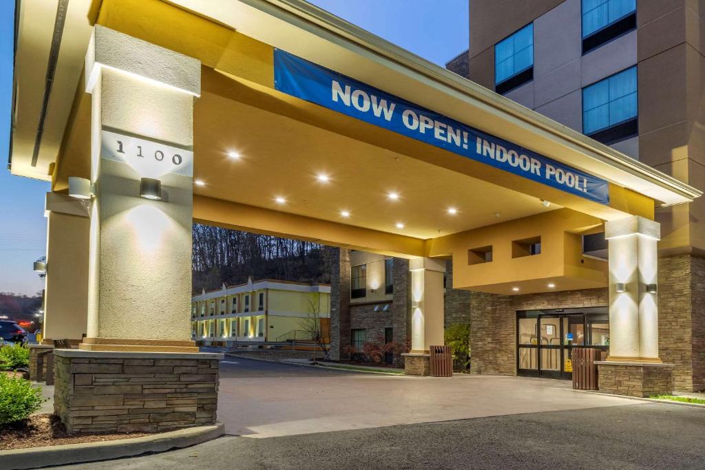 Comfort Inn & Suites Pittsburgh South photo