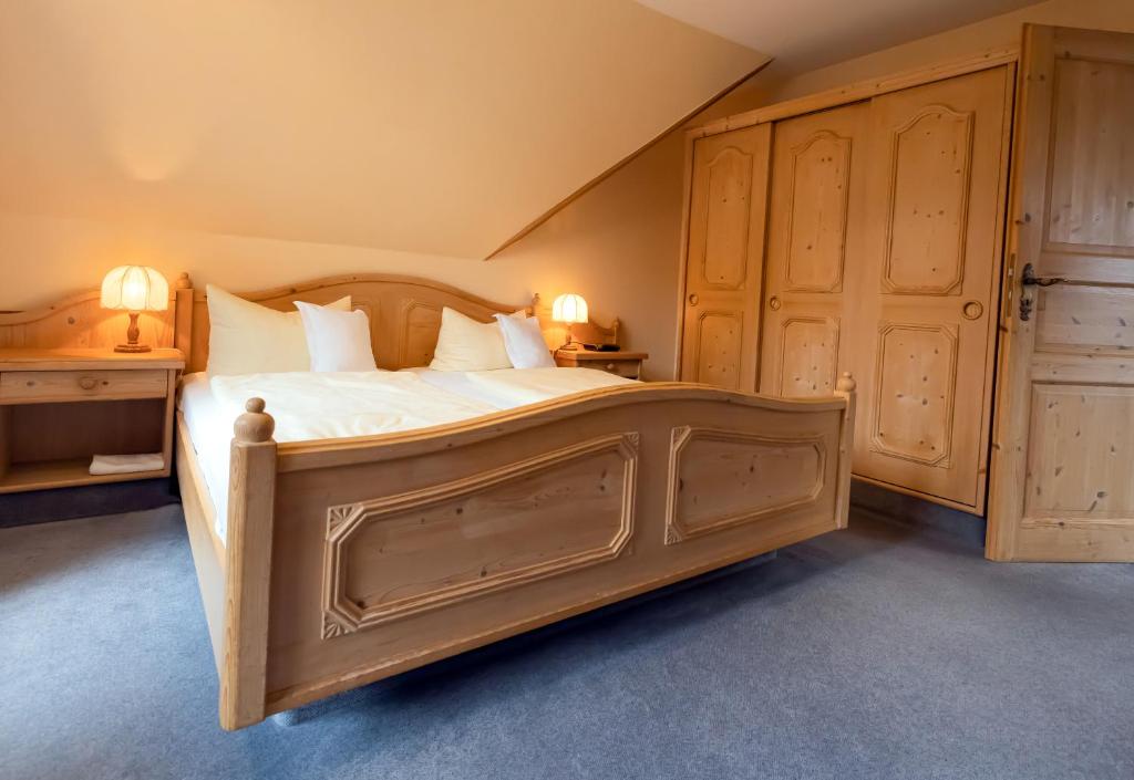 Postel nebo postele na pokoji v ubytování Hotel Sauerländer Hof