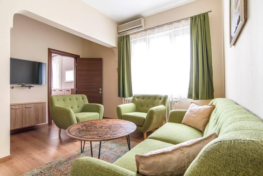- un salon avec un canapé, des chaises et une table dans l'établissement Elegant & Stylish 2 Bedroom Top Central Apartment, à Sofia