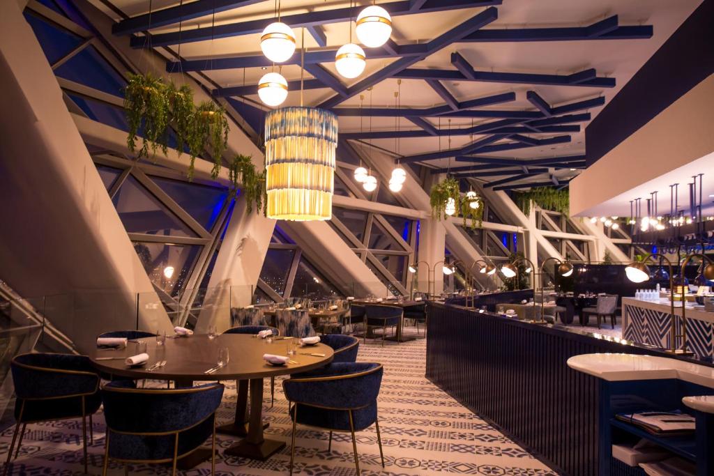 Restaurace v ubytování Andaz Capital Gate Abu Dhabi, By Hyatt