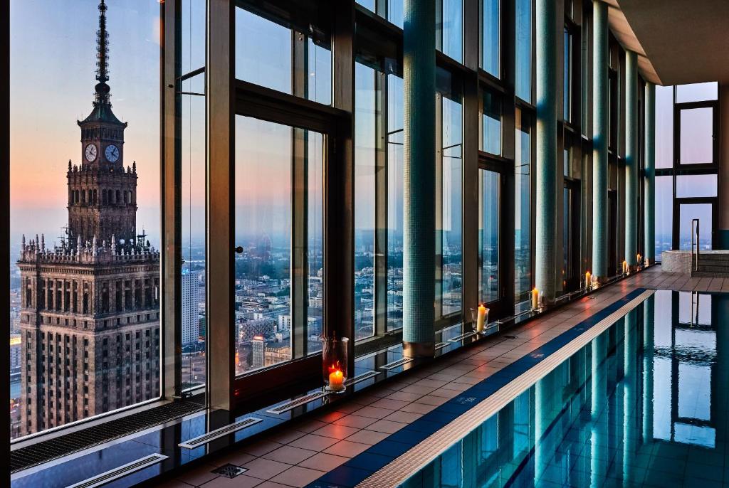 una vista de la gran torre del reloj Ben desde la parte superior de un edificio en InterContinental Warszawa, an IHG Hotel, en Varsovia