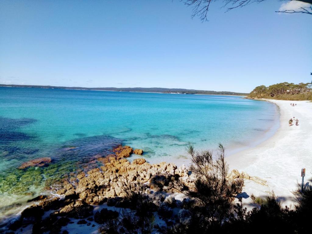 文森提亞的住宿－The Jervis Bay Villas，和水中的人一起欣赏海滩的景色