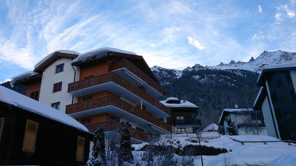 Vista generica sulle montagne o vista sulle montagne dall'interno dell'appartamento