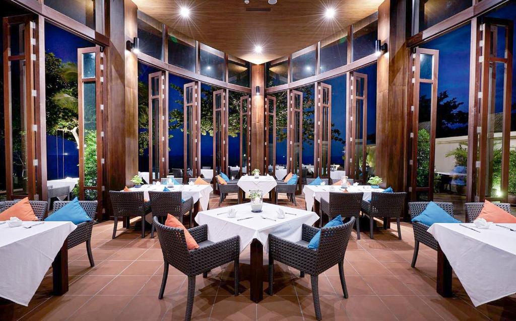 Restaurace v ubytování Khanom Beach Resort And Spa