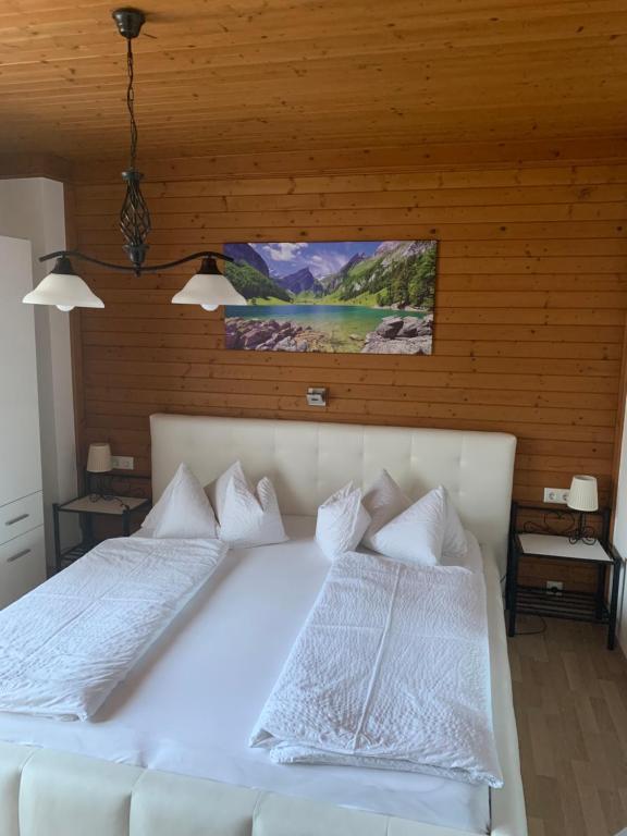 Postel nebo postele na pokoji v ubytování Landhof Aigner