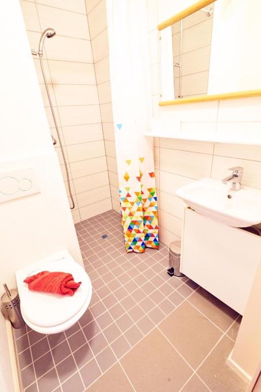 un bagno con un water e un lavandino di Golden River a Unterseen